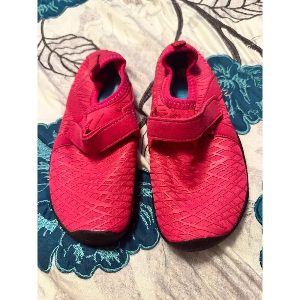 6 FOR $15 Girls water shoes size 30 never worn